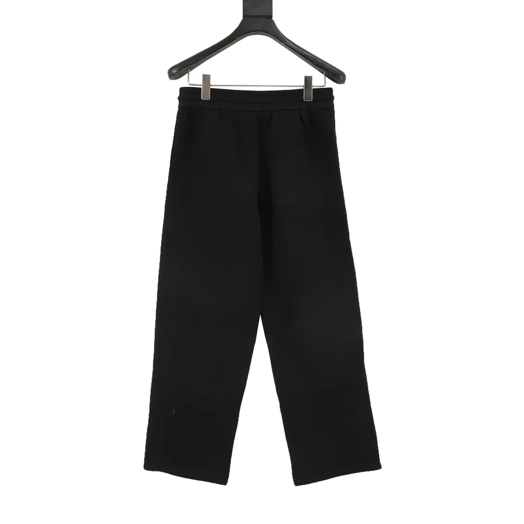 🅿️390 CH/Cro Heart Cross patch embroidered trousers. The fabric is made of custom woven composite fabric. It is dyed and then treated with wool. It is silky and super soft compared to the original version. The fabric texture has clear and obvious strands and excellent drape. The exquisite workmanship has reached foreign trade export standards. The cross on both sides of the front panel is embroidered with Sanskrit. It is fashionable and individual. It is super versatile and good-looking. It is a must-have for fashionable men and women. It is unparalleled in terms of upper body comfort. size：XS-L